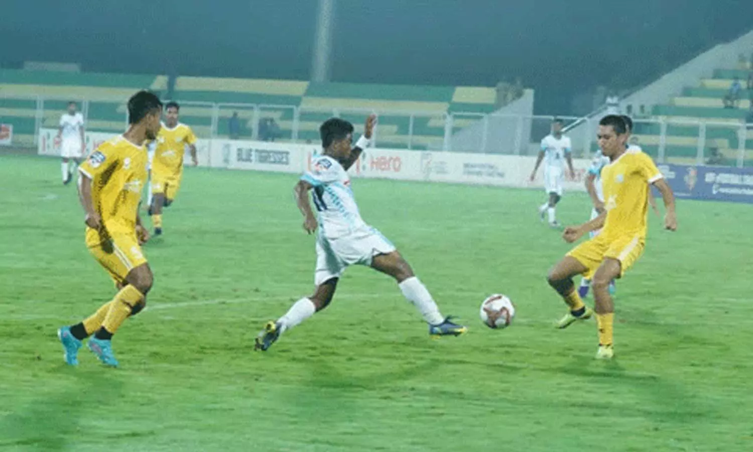 സന്തോഷ് ട്രോഫിയിൽ കേരളവും ബംഗാളും: കണക്കുകൾക്ക് ഇടമില്ലാത്ത കലാശപ്പോര്, പോരാട്ടം കനക്കും സന്തോഷ് ട്രോഫിയിൽ കേരളവും ബംഗാളും: കണക്കുകൾക്ക് ഇടമില്ലാത്ത കലാശപ്പോര്, പോരാട്ടം കനക്കും