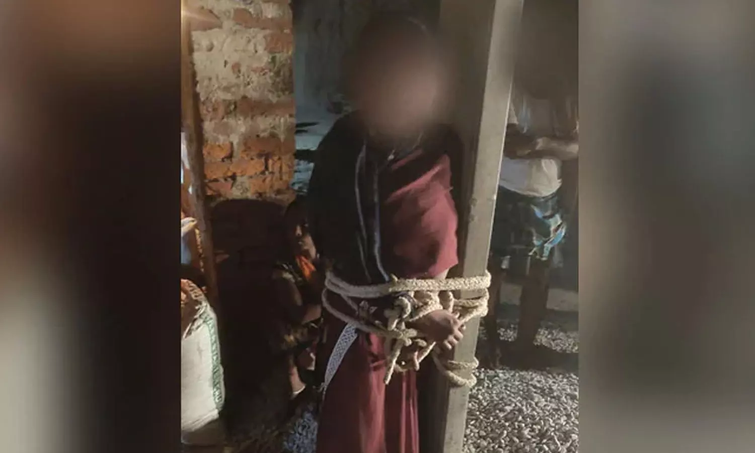 അവിഹിത ബന്ധമുണ്ടെന്നാരോപിച്ച് യുവതിയെ തൂണിൽ കെട്ടിയിട്ട് മർദിച്ചു അവിഹിത ബന്ധമുണ്ടെന്നാരോപിച്ച് യുവതിയെ തൂണിൽ കെട്ടിയിട്ട് മർദിച്ചു