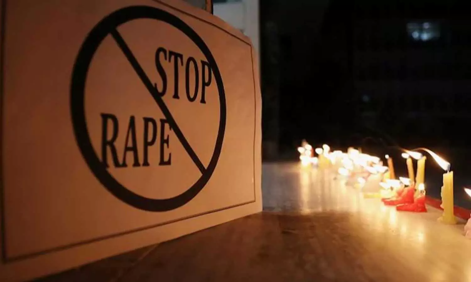 കുടുംബത്തോടൊപ്പം ഉറങ്ങുന്നതിനിടെ റെയിൽവെ സ്റ്റേഷനിൽവച്ച് 25കാരിയെ കൂട്ടബലാത്സംഗം ചെയ്തു