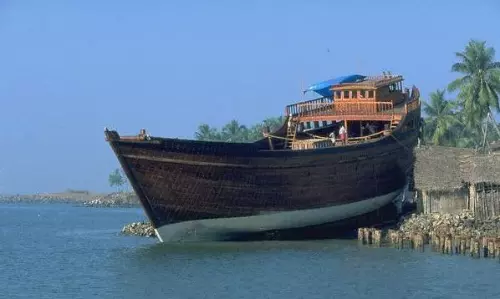 ബേപ്പൂരിൽ നിന്ന് ലക്ഷദ്വീപിലേക്ക് പോയ ഉരു മുങ്ങി