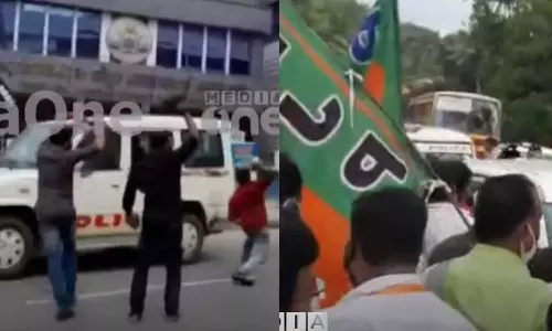 പി.സി ജോർജിനെ ഷാളണിയിച്ച് ബി.ജെ.പി പ്രവർത്തകർ; ചീമുട്ടയെറിഞ്ഞും കരിങ്കൊടി കാണിച്ചും ഡി.വൈ.എഫ്.ഐ പി.സി ജോർജിനെ ഷാളണിയിച്ച് ബി.ജെ.പി പ്രവർത്തകർ; ചീമുട്ടയെറിഞ്ഞും കരിങ്കൊടി കാണിച്ചും ഡി.വൈ.എഫ്.ഐ