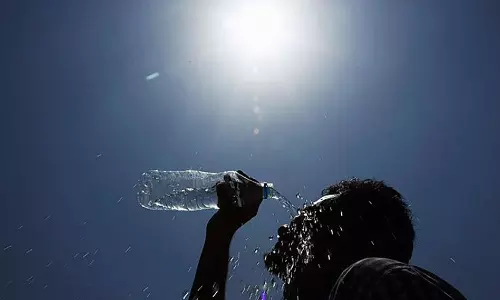 ചൂട് അസഹ്യം! സൂര്യാഘാതമേൽക്കാൻ സാധ്യത; പ്രതിരോധ മാർഗങ്ങൾ എന്തൊക്കെ? ചൂട് അസഹ്യം! സൂര്യാഘാതമേൽക്കാൻ സാധ്യത; പ്രതിരോധ മാർഗങ്ങൾ എന്തൊക്കെ?