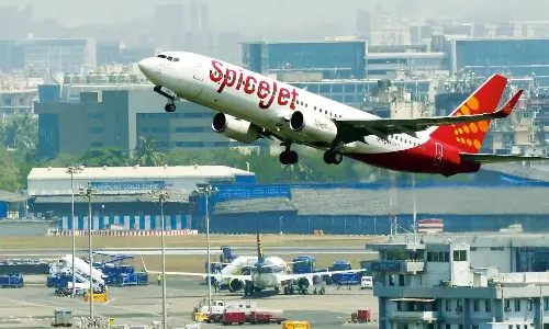 ലാന്റിങ്ങിനിടെ സ്പൈസ്ജെറ്റ് വിമാനം ആകാശച്ചുഴിയിൽപ്പെട്ടു ലാന്റിങ്ങിനിടെ സ്പൈസ്ജെറ്റ് വിമാനം ആകാശച്ചുഴിയിൽപ്പെട്ടു