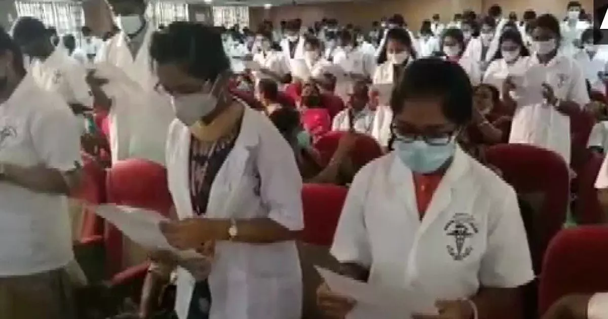 ഹിപ്പോക്രാറ്റിക് പ്രതിജ്ഞക്ക് പകരം മഹർഷി ചരക് ശപത് ചൊല്ലി മെഡിക്കൽ വിദ്യാർഥികൾ; വിവാദം, ഡീനിനെ സ്ഥലം മാറ്റി ഹിപ്പോക്രാറ്റിക് പ്രതിജ്ഞക്ക് പകരം മഹർഷി ചരക് ശപത് ചൊല്ലി മെഡിക്കൽ വിദ്യാർഥികൾ; വിവാദം, ഡീനിനെ സ്ഥലം മാറ്റി