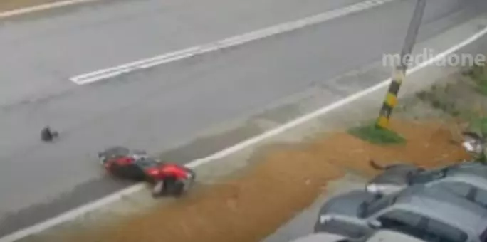 പുനലൂരില് വാഹനാപകടം; യുവാവിന് ദാരുണാന്ത്യം, വീഡിയോ ദൃശ്യങ്ങള് പുനലൂരില് വാഹനാപകടം; യുവാവിന് ദാരുണാന്ത്യം, വീഡിയോ ദൃശ്യങ്ങള്