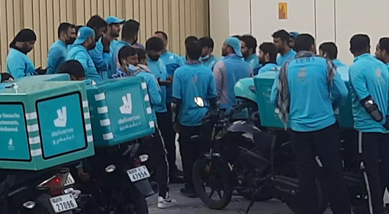 തൊഴിലാളി ദിനത്തില്‍ ജീവനക്കാരുടെ  വേറിട്ട പ്രതിഷേധം; മുട്ട്മടക്കി ഡെലിവറി കമ്പനി