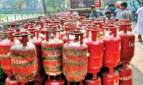 വാണിജ്യ പാചകവാതക വില വർധിപ്പിച്ചു; 19 കിലോ സിലിണ്ടറിന് 102.50 രൂപ കൂട്ടി