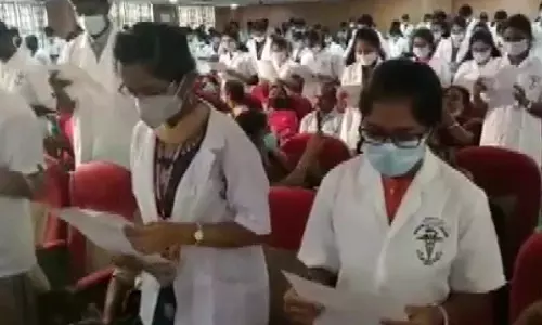 ഹിപ്പോക്രാറ്റിക് പ്രതിജ്ഞക്ക് പകരം മഹർഷി ചരക് ശപത് ചൊല്ലി മെഡിക്കൽ വിദ്യാർഥികൾ; വിവാദം, ഡീനിനെ സ്ഥലം മാറ്റി ഹിപ്പോക്രാറ്റിക് പ്രതിജ്ഞക്ക് പകരം മഹർഷി ചരക് ശപത് ചൊല്ലി മെഡിക്കൽ വിദ്യാർഥികൾ; വിവാദം, ഡീനിനെ സ്ഥലം മാറ്റി