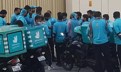 തൊഴിലാളി ദിനത്തില്‍ ജീവനക്കാരുടെ  വേറിട്ട പ്രതിഷേധം; മുട്ട്മടക്കി ഡെലിവറി കമ്പനി