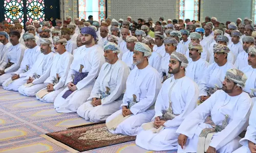ഒമാൻ ഭരണാധികാരി സുൽത്താൻ ഹൈതം ബിൻ താരിക്ക് ചെറിയ പെരുന്നാൾ നമസ്‌കാരത്തിൽ പങ്കെടുത്തു