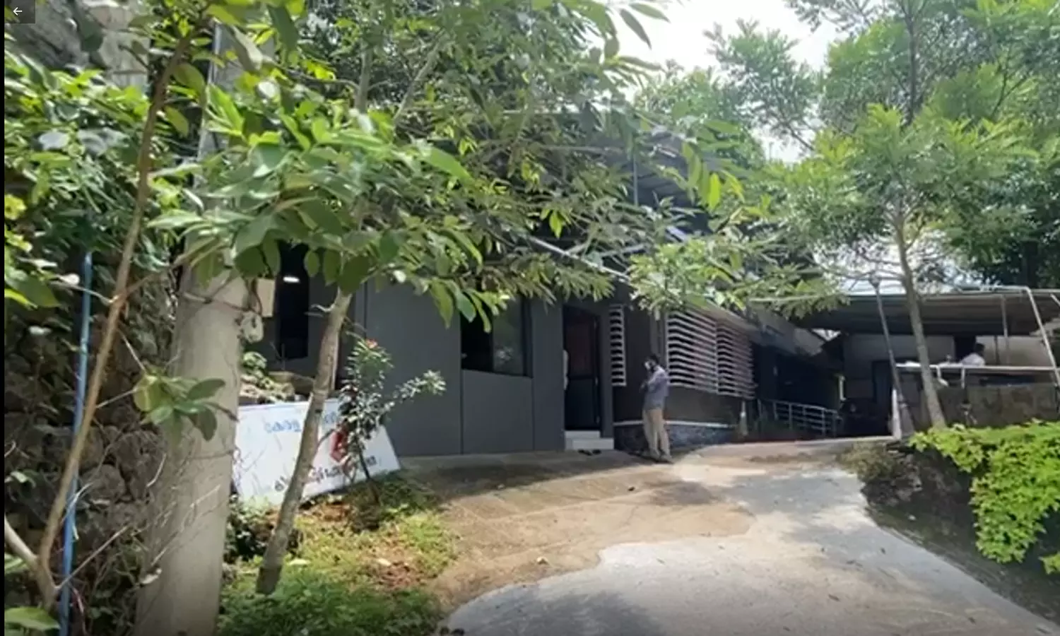 വീട്ടമ്മയെ അയൽവാസി ബിയർ കുപ്പികൊണ്ട് കുത്തിക്കൊന്നു