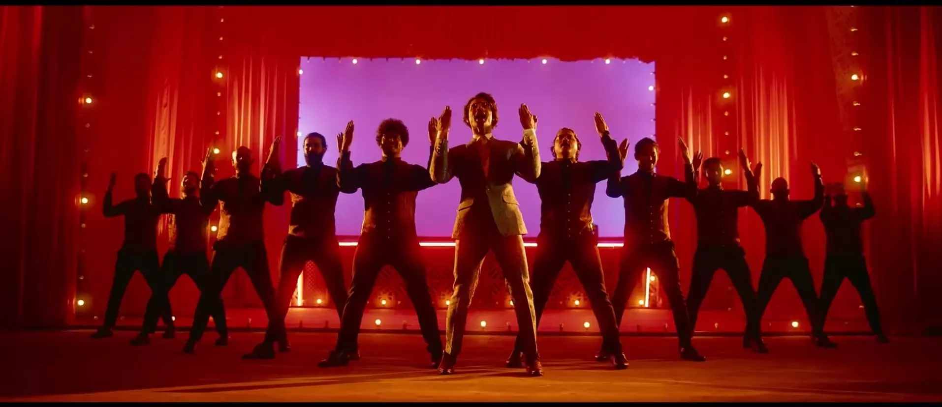 കളർഫുളളായി ഡാൻസിൽ ആറാടി ടൊവീനോയുടെ മണവാളൻ വസീം, തല്ലുമാലയിലെ കണ്ണിൽ പെട്ടോളേ പുറത്ത്