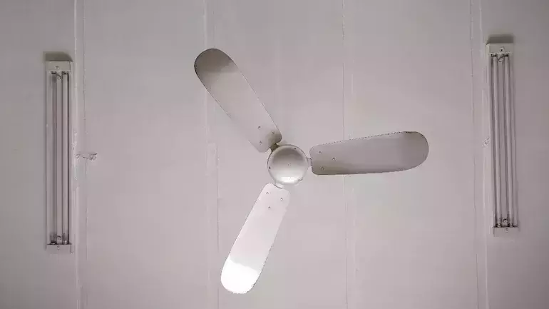 പരീക്ഷയെഴുതുന്നതിനിടെ ക്ലാസ് റൂമിലെ ഫാന്‍ പൊട്ടിവീണു; വിദ്യാര്‍ഥിനിക്ക് പരിക്ക്