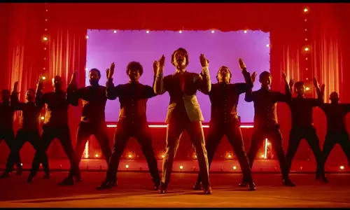 കളർഫുളളായി ഡാൻസിൽ ആറാടി ടൊവീനോയുടെ മണവാളൻ വസീം, തല്ലുമാലയിലെ കണ്ണിൽ പെട്ടോളേ പുറത്ത്