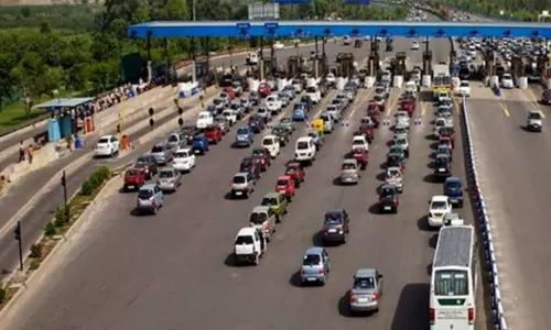 സഞ്ചരിക്കുന്ന ദൂരത്തിന് ടോള് പിരിക്കാന് കേന്ദ്രം; ഉപഗ്രഹ നാവിഗേഷൻ ഉപയോഗിക്കും സഞ്ചരിക്കുന്ന ദൂരത്തിന് ടോള് പിരിക്കാന് കേന്ദ്രം; ഉപഗ്രഹ നാവിഗേഷൻ ഉപയോഗിക്കും