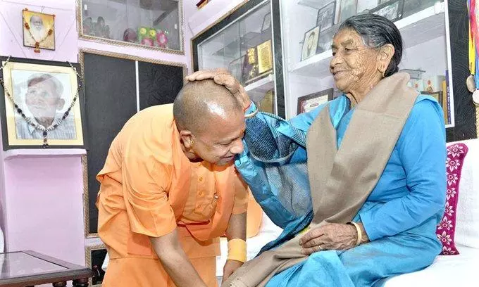 വര്ഷങ്ങള്ക്കു ശേഷം അമ്മയെ കാണാനെത്തി യോഗി; കാലില് തൊട്ടു അനുഗ്രഹം തേടി വര്ഷങ്ങള്ക്കു ശേഷം അമ്മയെ കാണാനെത്തി യോഗി; കാലില് തൊട്ടു അനുഗ്രഹം തേടി