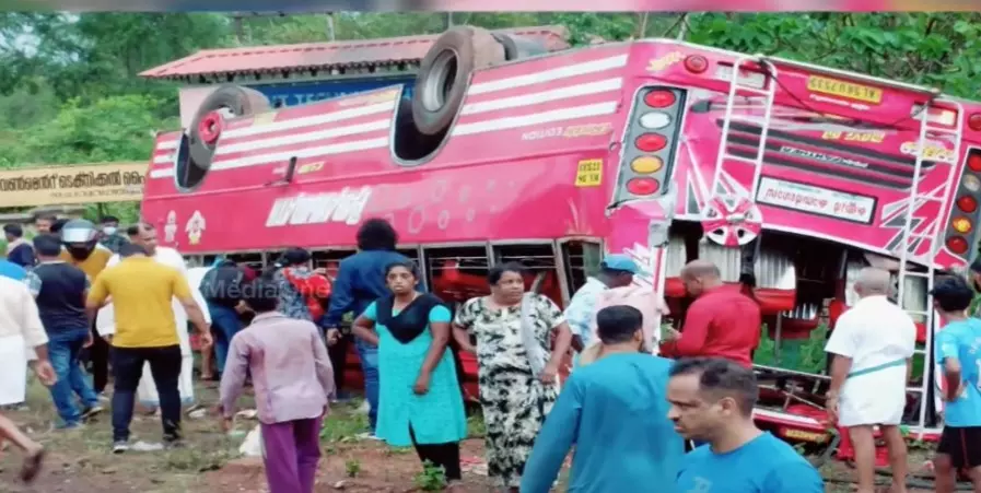 കാസർകോട് സ്വകാര്യ ബസ് തലകീഴായി മറിഞ്ഞ് അപകടം കാസർകോട് സ്വകാര്യ ബസ് തലകീഴായി മറിഞ്ഞ് അപകടം