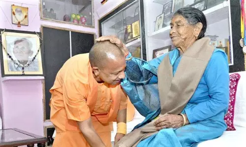 വര്ഷങ്ങള്ക്കു ശേഷം അമ്മയെ കാണാനെത്തി യോഗി; കാലില് തൊട്ടു അനുഗ്രഹം തേടി വര്ഷങ്ങള്ക്കു ശേഷം അമ്മയെ കാണാനെത്തി യോഗി; കാലില് തൊട്ടു അനുഗ്രഹം തേടി