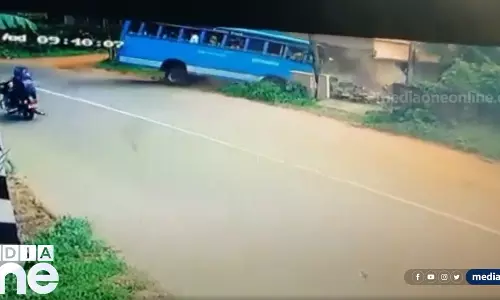 മലപ്പുറം വണ്ടൂരിൽ നിയന്ത്രണം വിട്ട ബസ് മതിലിലിടിച്ച് അപകടം - വീഡിയോ