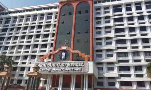 പീഡനക്കേസിൽ പരാതിപ്പെടാന് ടോൾ ഫ്രീ നമ്പർ വേണമെന്ന് ഹൈക്കോടതി പീഡനക്കേസിൽ പരാതിപ്പെടാന് ടോൾ ഫ്രീ നമ്പർ വേണമെന്ന് ഹൈക്കോടതി