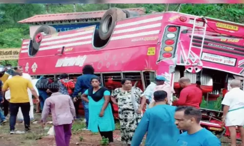 കാസർകോട് സ്വകാര്യ ബസ് തലകീഴായി മറിഞ്ഞ് അപകടം