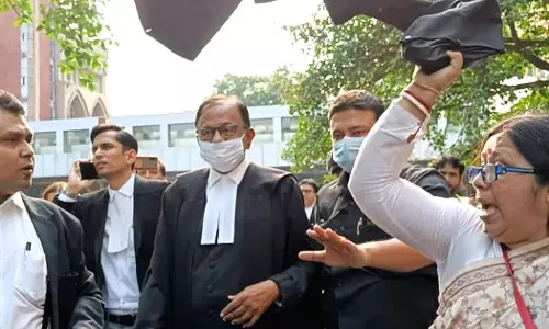 മമതയുടെ ഏജന്‍റ് ഗോ ബാക്ക്: ചിദംബരത്തിനെതിരെ മുദ്രാവാക്യം വിളിച്ച് കോണ്‍ഗ്രസ് അനുകൂല അഭിഭാഷകര്‍