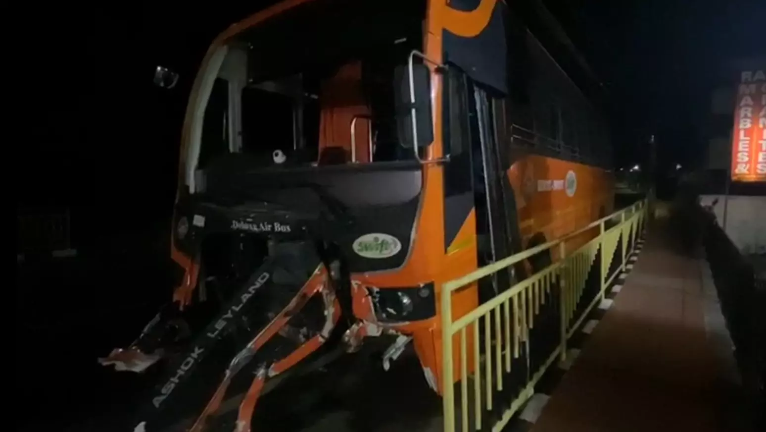 ചെങ്ങന്നൂരിൽ കാറും കെ-സ്വിഫ്റ്റ് ബസും കൂട്ടിയിടിച്ച് അപകടം; രണ്ട് മരണം