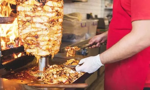 ഷവർമ കഴിച്ച് ഭക്ഷ്യവിഷബാധയേറ്റ് വിദ്യാർഥി മരിച്ച കേസിൽ എഡിഎം ജില്ലാ കളക്ടർക്ക് റിപ്പോർട്ട് സമർപ്പിച്ചു ഷവർമ കഴിച്ച് ഭക്ഷ്യവിഷബാധയേറ്റ് വിദ്യാർഥി മരിച്ച കേസിൽ എഡിഎം ജില്ലാ കളക്ടർക്ക് റിപ്പോർട്ട് സമർപ്പിച്ചു