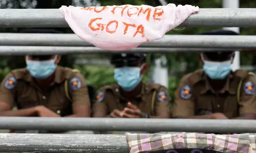 വീട്ടിലിരിക്കണം മിസ്റ്റർ; ശ്രീലങ്കയിൽ അടിവസ്ത്രം ബാരിക്കേഡിൽ തൂക്കി പ്രതിഷേധം