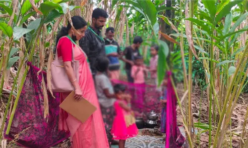 അമ്മയും മൂന്നു പെൺകുട്ടികളും കഴിഞ്ഞത് സാരിമറക്കുള്ളിൽ; ഒടുവിൽ ചൈൽഡ് ലൈനിന്റെ ഇടപെടൽ