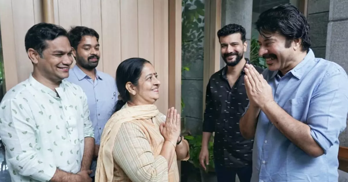 ഉമ തോമസ് വോട്ട് തേടി മമ്മൂട്ടിയുടെ വീട്ടിലെത്തി ഉമ തോമസ് വോട്ട് തേടി മമ്മൂട്ടിയുടെ വീട്ടിലെത്തി