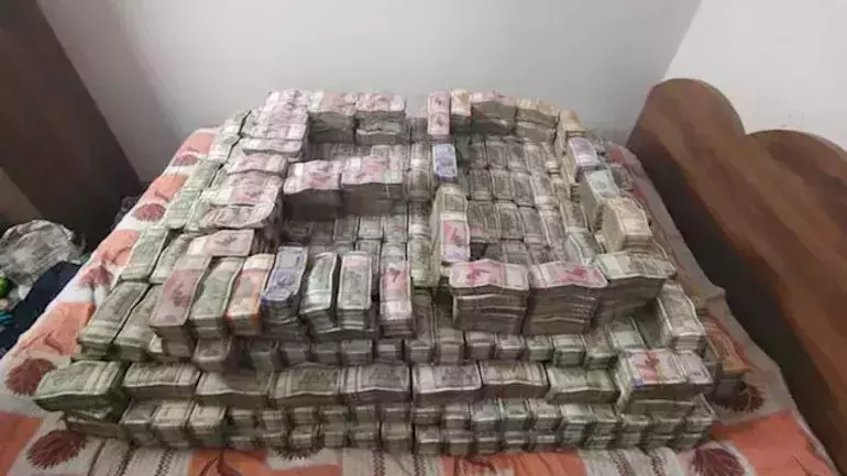 ജാര്ഖണ്ഡില് ഐ.എ.എസ് ഉദ്യോഗസ്ഥന്റെ അനുയായികളില് നിന്നും 19 കോടി പിടിച്ചെടുത്തു ജാര്ഖണ്ഡില് ഐ.എ.എസ് ഉദ്യോഗസ്ഥന്റെ അനുയായികളില് നിന്നും 19 കോടി പിടിച്ചെടുത്തു