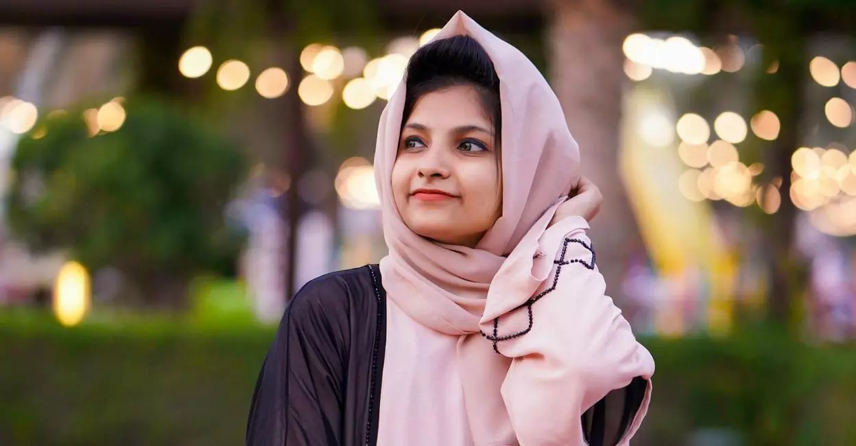 റിഫ മെഹ്നുവിന്റെ മൃതദേഹം കോഴിക്കോട് മെഡിക്കൽ കോളേജിലേക്ക് മാറ്റി റിഫ മെഹ്നുവിന്റെ മൃതദേഹം കോഴിക്കോട് മെഡിക്കൽ കോളേജിലേക്ക് മാറ്റി