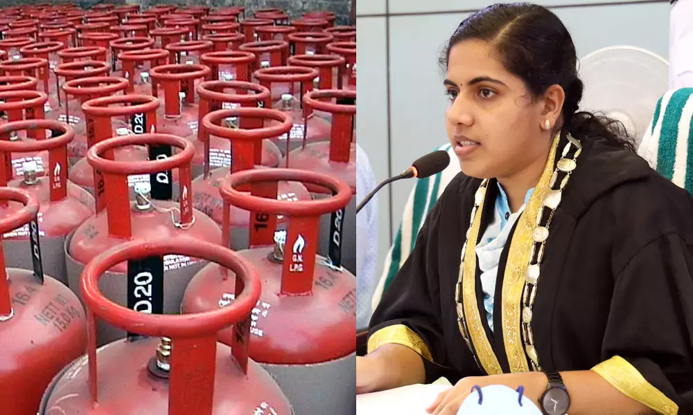 തലസ്ഥാനത്തിന്റെ മേയർ ആയത് കൊണ്ട് ഗ്യാസിന് പ്രത്യേക കിഴിവൊന്നുമില്ലല്ലോ; വിലക്കയറ്റത്തില് മോദിയോട് ചോദ്യങ്ങള് ചോദിച്ച് ആര്യാ രാജേന്ദ്രന് തലസ്ഥാനത്തിന്റെ മേയർ ആയത് കൊണ്ട് ഗ്യാസിന് പ്രത്യേക കിഴിവൊന്നുമില്ലല്ലോ; വിലക്കയറ്റത്തില് മോദിയോട് ചോദ്യങ്ങള് ചോദിച്ച് ആര്യാ രാജേന്ദ്രന്