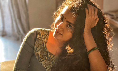 വൈക്കോൽ കൂന, തേനീച്ചക്കൂട് വിളികളെ പേടിച്ച ചുരുണ്ട മുടിക്കാരി; അല്‍ഫോന്‍സ് പുത്രനാണ് ജീവിതം മാറ്റിമറിച്ചതെന്ന് അനുപമ പരമേശ്വരന്‍