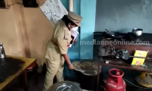 തിരുവനന്തപുരത്തെ ഹോട്ടലുകളില് നിന്ന് പഴകിയ ഭക്ഷണം പിടികൂടി തിരുവനന്തപുരത്തെ ഹോട്ടലുകളില് നിന്ന് പഴകിയ ഭക്ഷണം പിടികൂടി