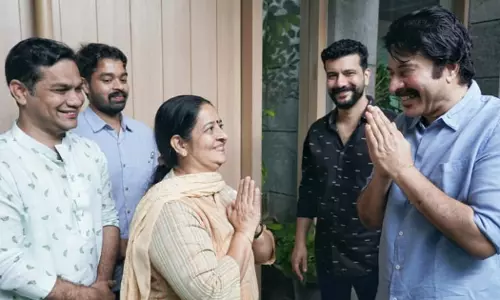 ഉമ തോമസ് വോട്ട് തേടി മമ്മൂട്ടിയുടെ വീട്ടിലെത്തി