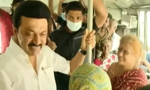 അധികാരത്തിലെത്തിയിട്ട് ഒരു വര്‍ഷം; ബസില്‍ യാത്ര ചെയ്ത് ജനങ്ങളോട് സംവദിച്ച് സ്റ്റാലിന്‍