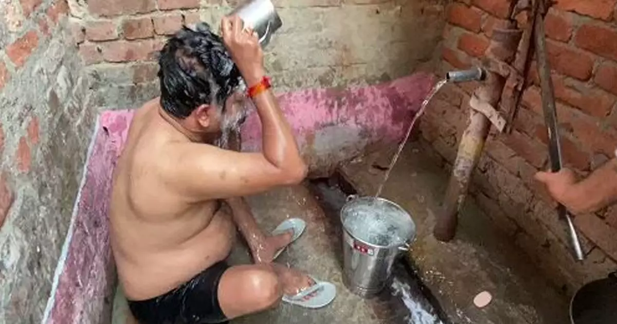 യു.പിയിൽ വി.ഐ.പി കൾച്ചറില്ല; ഗ്രാമീണന്റെ വീട്ടിൽ കുളിച്ചും ഉറങ്ങിയും മന്ത്രി, വീഡിയോ സ്വയം പങ്കുവെച്ചു യു.പിയിൽ വി.ഐ.പി കൾച്ചറില്ല; ഗ്രാമീണന്റെ വീട്ടിൽ കുളിച്ചും ഉറങ്ങിയും മന്ത്രി, വീഡിയോ സ്വയം പങ്കുവെച്ചു