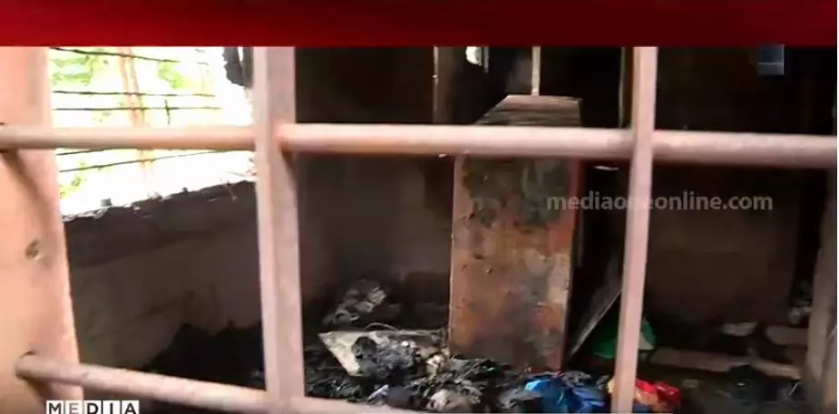 തൃക്കാക്കരയിൽ സി.പി.എം പ്രവർത്തകയുടെ വീടിന് തീയിട്ടു; പിന്നിൽ രാഷ്ട്രീയമുണ്ടോ എന്ന് ഇപ്പോൾ പറയാനാകില്ലെന്ന് ജില്ലാ സെക്രട്ടറി തൃക്കാക്കരയിൽ സി.പി.എം പ്രവർത്തകയുടെ വീടിന് തീയിട്ടു; പിന്നിൽ രാഷ്ട്രീയമുണ്ടോ എന്ന് ഇപ്പോൾ പറയാനാകില്ലെന്ന് ജില്ലാ സെക്രട്ടറി