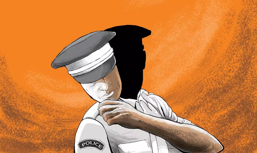 പാലക്കാട് പൊലീസ് ചമഞ്ഞ് യുവതിയെ പീഡിപ്പിക്കാൻ ശ്രമം: രണ്ട് പേർ പിടിയിൽ പാലക്കാട് പൊലീസ് ചമഞ്ഞ് യുവതിയെ പീഡിപ്പിക്കാൻ ശ്രമം: രണ്ട് പേർ പിടിയിൽ