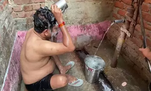 യു.പിയിൽ വി.ഐ.പി കൾച്ചറില്ല; ഗ്രാമീണന്റെ വീട്ടിൽ കുളിച്ചും ഉറങ്ങിയും മന്ത്രി, വീഡിയോ സ്വയം പങ്കുവെച്ചു