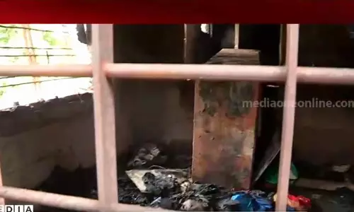 തൃക്കാക്കരയിൽ സി.പി.എം പ്രവർത്തകയുടെ വീടിന് തീയിട്ടു;  പിന്നിൽ രാഷ്ട്രീയമുണ്ടോ എന്ന് ഇപ്പോൾ പറയാനാകില്ലെന്ന് ജില്ലാ സെക്രട്ടറി