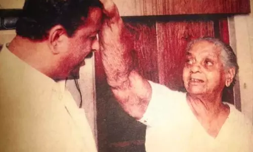 ആ യാത്രകളിൽ അമ്മയുടെ കണ്ണുകളിലെ ഭയവും വിങ്ങലും ഞാൻ കണ്ടില്ലെന്ന് നടിച്ചിട്ടുണ്ട്.- മാതൃദിനത്തിൽ അമ്മയെ ഓർത്ത് സുധാകരൻ