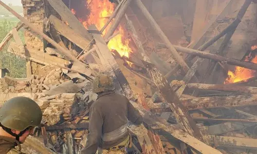 യുക്രൈനിലെ സ്‌കൂളിൽ റഷ്യയുടെ ബോംബാക്രമണം; രണ്ടു പേർക്ക് ദാരുണാന്ത്യം- അവശിഷ്ടങ്ങൾക്കിടയിൽ കുടുങ്ങി 60 പേർ മരിച്ചതായി സൂചന