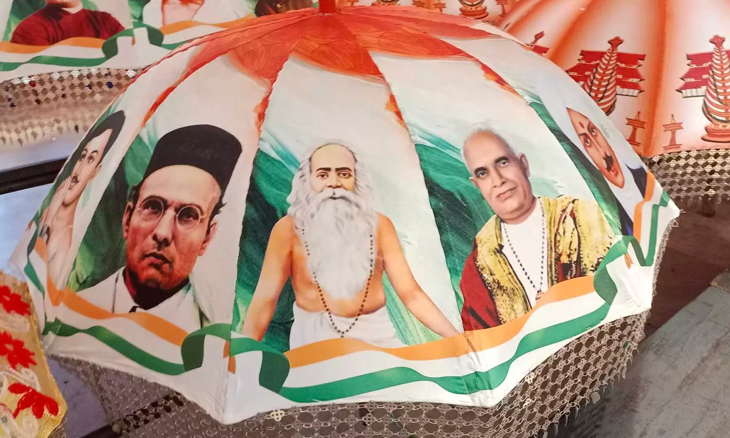 തൃശൂർപൂരം കുടയിൽ സവർക്കറുടെ ചിത്രവും; സംഘ്പരിവാർ നുഴഞ്ഞുകയറ്റമെന്ന് ആക്ഷേപം- വ്യാപക വിമർശനം