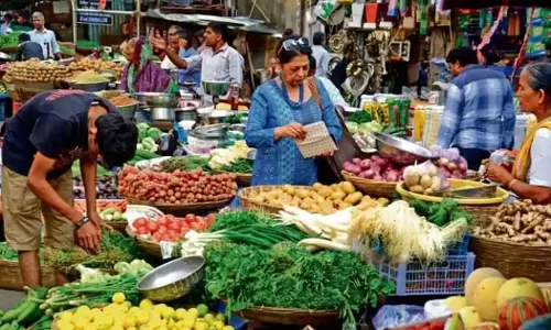 അവശ്യസാധനങ്ങൾക്ക് തീവില; അടുത്ത കാലത്ത് കുറയുമോ?