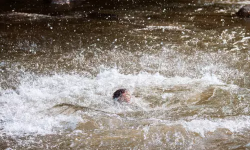 അച്ചൻകോവിലാറിൽ ഒഴുക്കിൽപ്പെട്ട് യുവാക്കളെ കാണാതായി