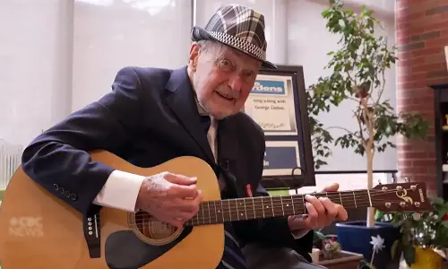 എന്റെ പാട്ടുകൾ രോഗികളായി വേദനിക്കുന്നവർക്ക് സമാശ്വാസമാണ്, അത്രമാത്രം അവരത് ആസ്വദിക്കുന്നു; സന്നദ്ധപ്രവർത്തകർക്കുള്ള സോവറിൻ മെഡൽ ലഭിച്ച ജോർജ് ലിന്റൺ