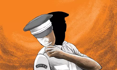 പാലക്കാട് പൊലീസ് ചമഞ്ഞ് യുവതിയെ പീഡിപ്പിക്കാൻ ശ്രമം: രണ്ട് പേർ പിടിയിൽ